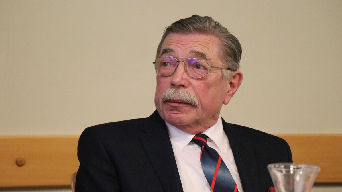 Zemřel uznávaný chirurg Jiří Šustáček